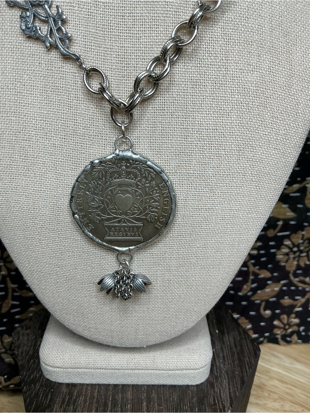 🤍 Queen Anne “Entirely English” 1702 Medal Replica Necklace - Picture 4 of 8